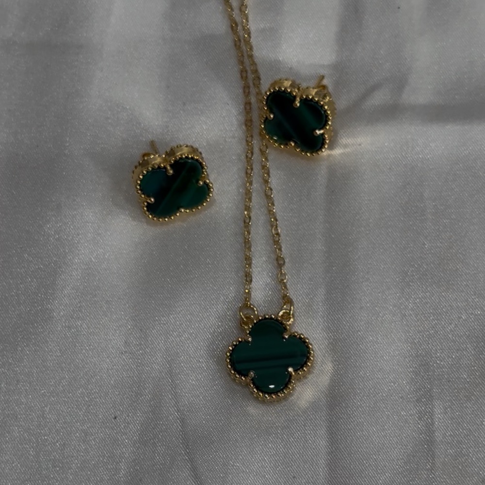 Elegant Gold and Green Clover Jewelry Set